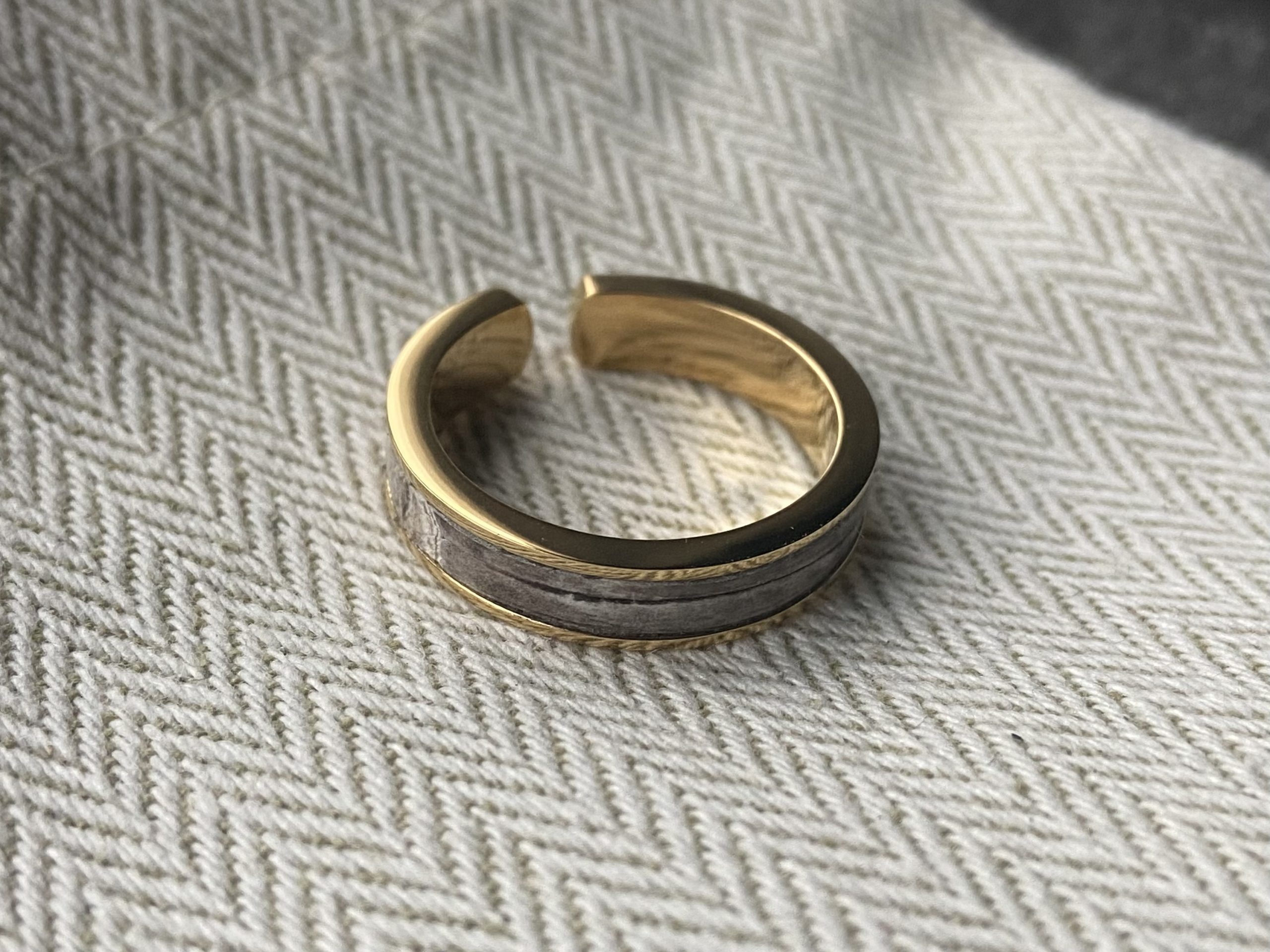 Gold-plated stainless steel ring with Himalaya leather inlay on herringbone pouch