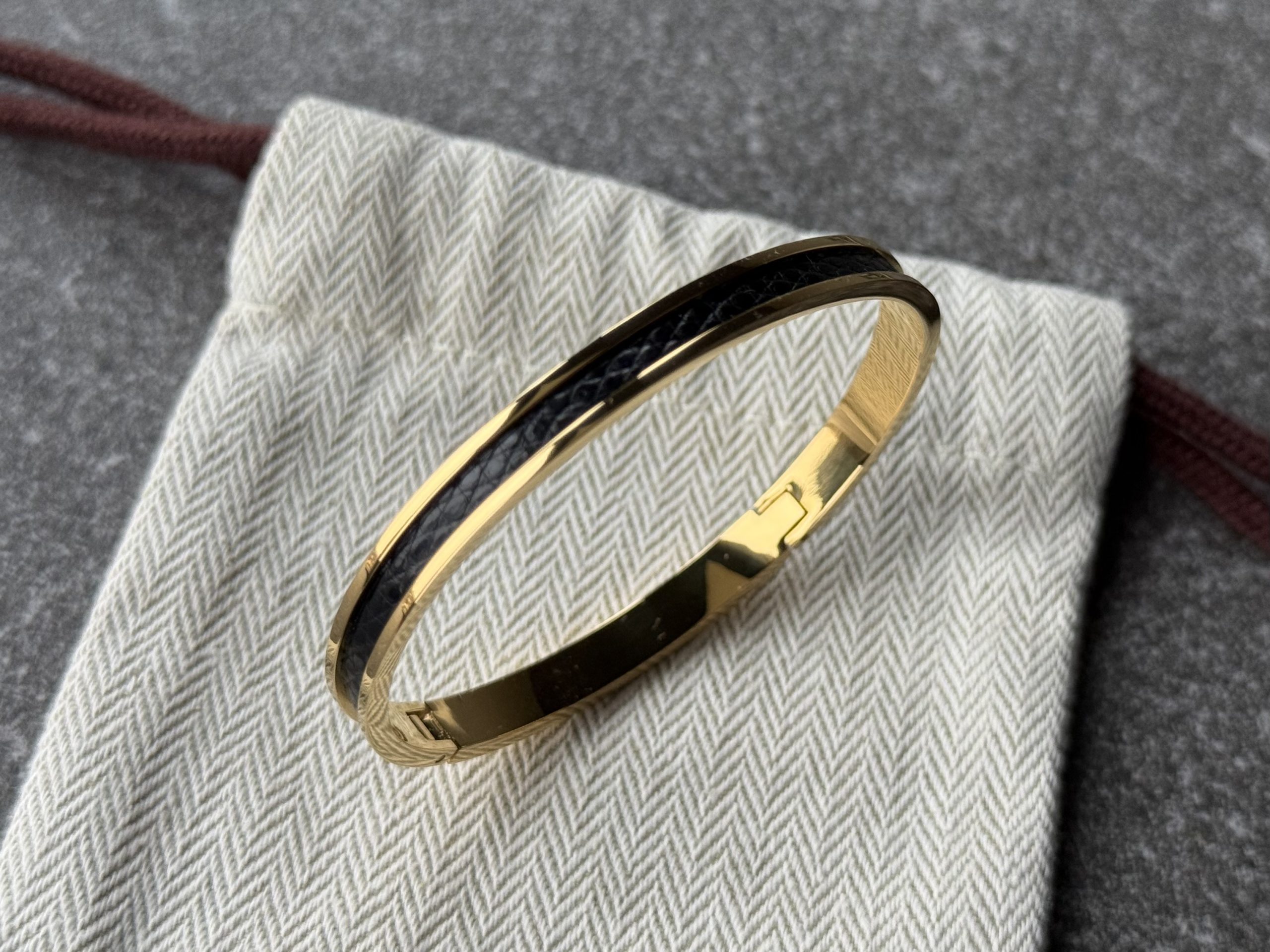 Gold-Plated Stainless Steel Clic Bracelet with Obsidian Scale Line Leather Inlay - Image 3
