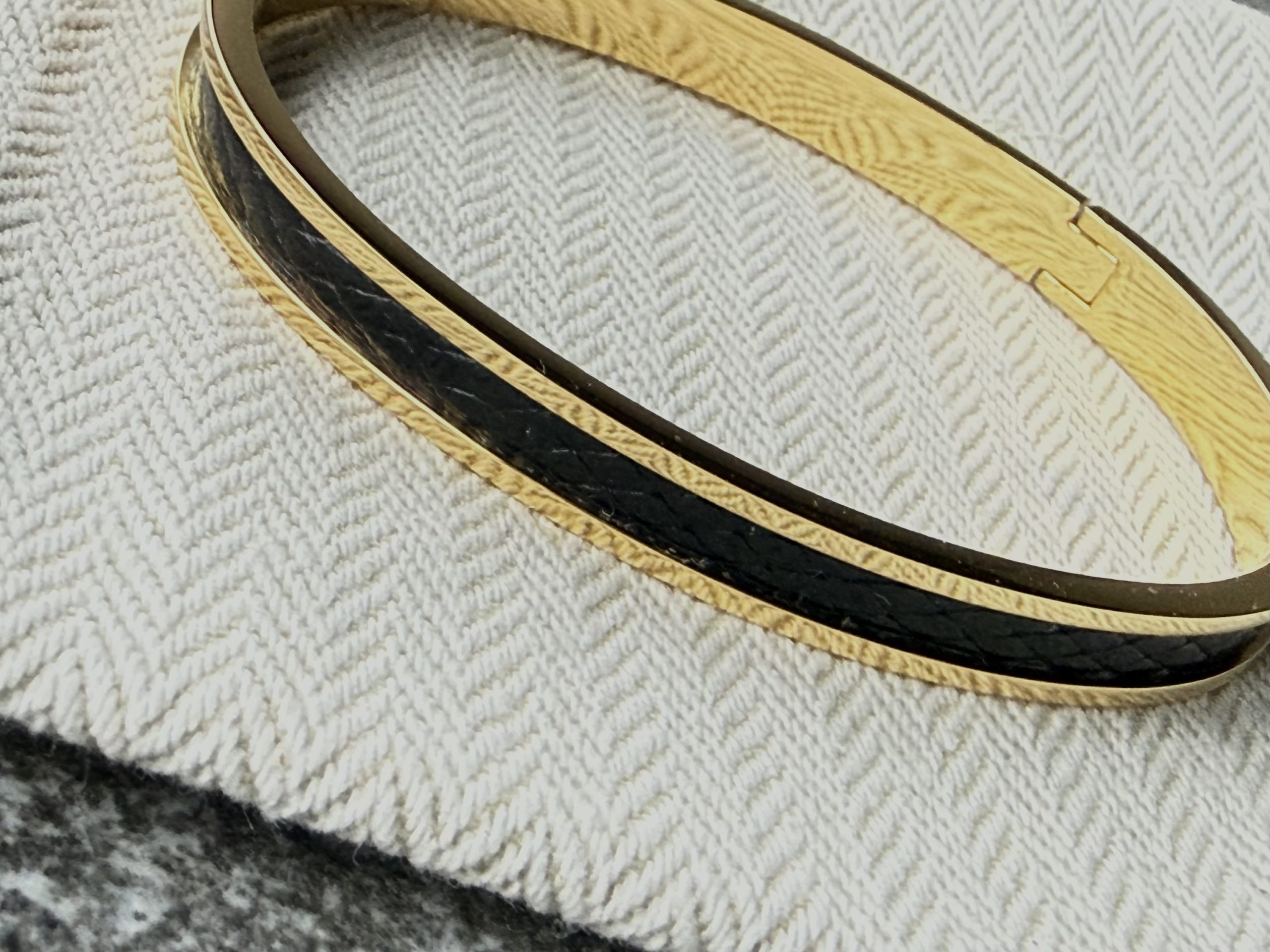 Gold-Plated Stainless Steel Clic Bracelet with Obsidian Scale Line Leather Inlay - Image 4