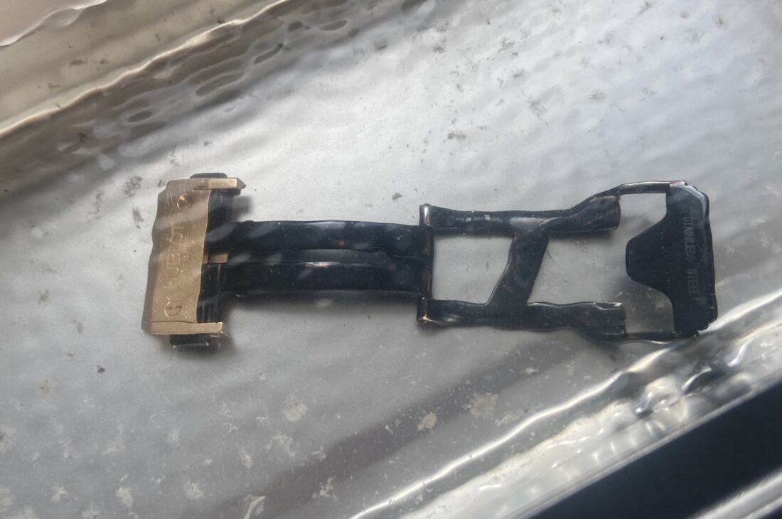 Hublot deployant clasp in rose gold and steel during delicate ultrasonic cleaning