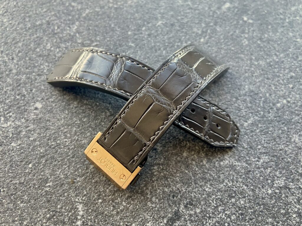 Hublot deployant clasp in rose gold and steel installed on a new alligator strap after delicate ultrasonic cleaning
